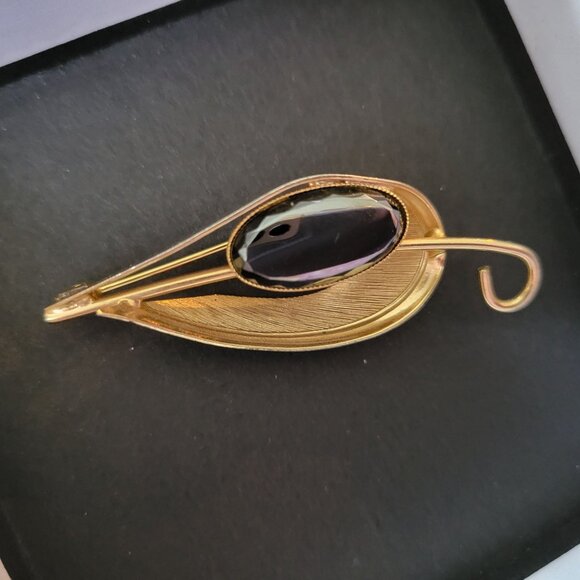 Vintage Gold-Tone Leaf Brooch With Purple Stone Accent - Picture 1 of 3